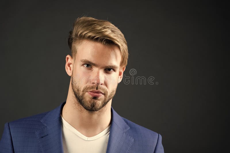 Paren Cheloveka Sereznyj Borodatyj Nebrityj S Predposylkoj Idealnogo Stilya Prichesok Temnoj Prostye Motygi Dlya Togo Chtoby Sdelat Stokovoe Foto Izobrazhenie Naschityvayushej Adulteration Vozniknoveniya 145609752