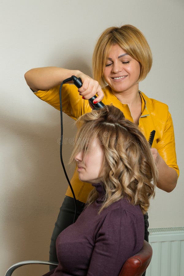 Парикмахерская Стиль причесок женщины Парикмахер расчесывая волосы клиента R Стоковое Фото - изображение насчитывающей перста, бобра: 150160630