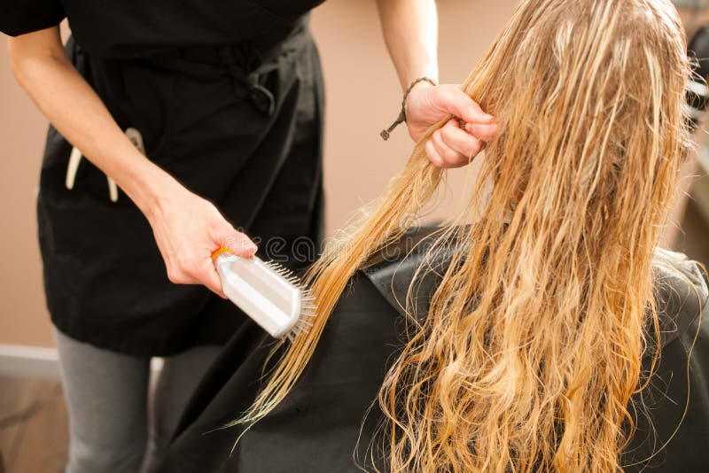 Как парикмахер расчесывать волосы