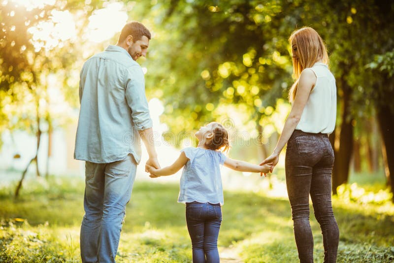 Счастливая семья со спины на природе