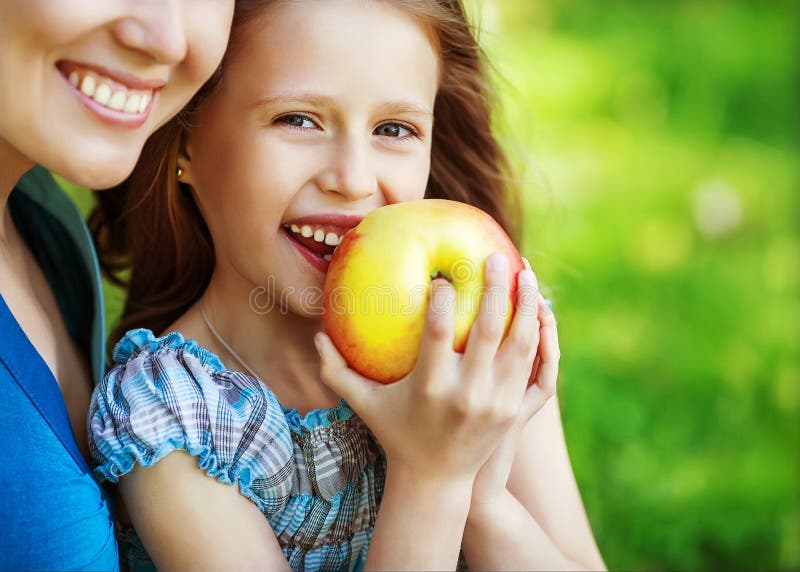 Мама ест яблоко. Мама ест яблоко картинка. Красивая улыбка мама с дочкой с яблоком. She says she has no Sweets from her child. A girl offering an Apple to a Kid.