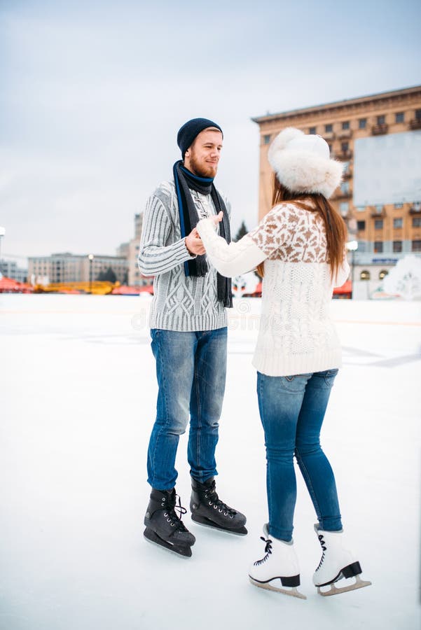 Образ для катка. Фотосессия на коньках. Парень и девушка на катке. Девушка на катке. Мальчик с коньками читать