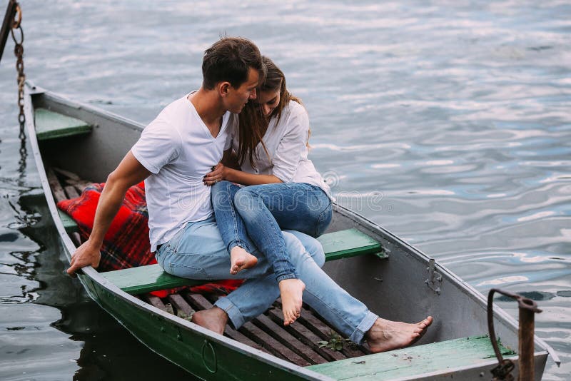 Песня где лодка. Двое влюбленных в лодке. Влюбленная пара на лодке. Мужчина и женщина в лодке. Поцелуй в лодке.