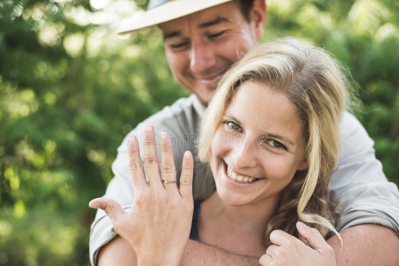 Пара захват. Влюблённые молодые блондинка. Engagement Day photo. Engagement Day. Premium photo Happy woman showing Five fingers and counting.