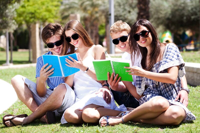 Молодежь и книга. Молодежь и книга картинки. Студенты в парках читают. Читка в парке. Второе образование отпуск