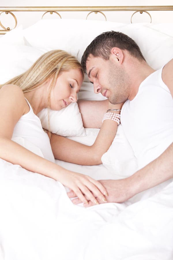 Под бок пара лежить за грудью. Живые фото смайлики муж и жена в постели. Муж приглашает жену в постели
