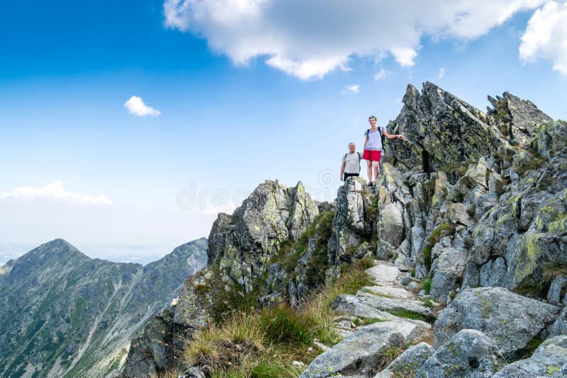 Туристы огляделась взобравшись на высокую гору