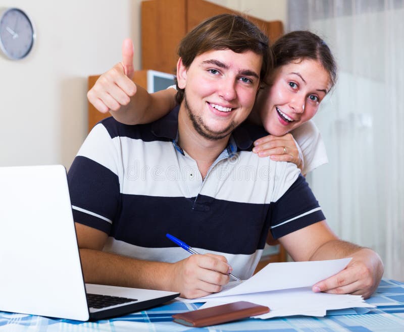 Couple web. Фотосессия с ноутбуком на диване. Человек в инете в телефоне. Человек с кредитной картой. Couple web.