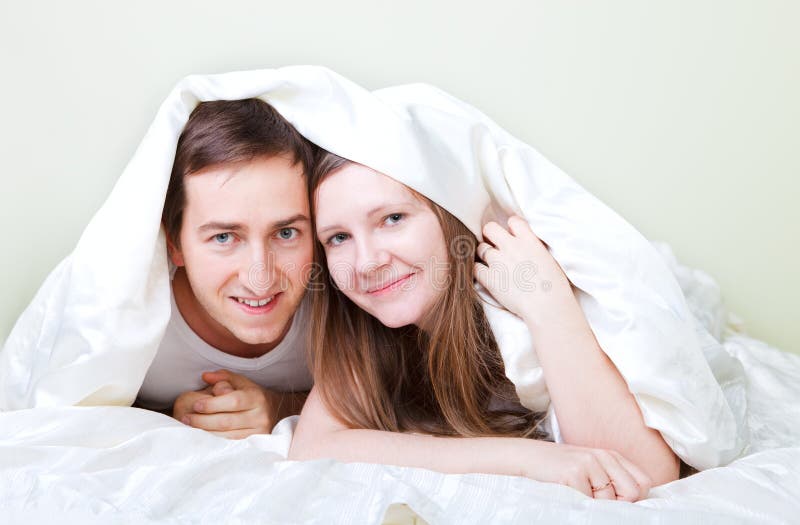 Семейная пара в спальне. Пара в спальне. Bedroom couple Happy young Family.