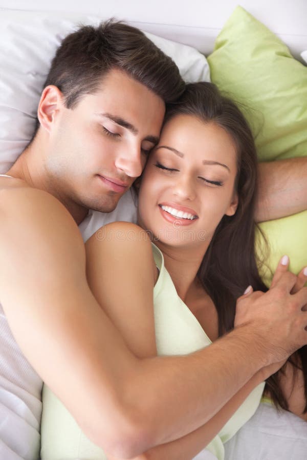 Спящую жену вдвоем. Молодая пара в постели. Красивые пары в постели. Объятия в постели. Красивые пары, спят в обнимку.