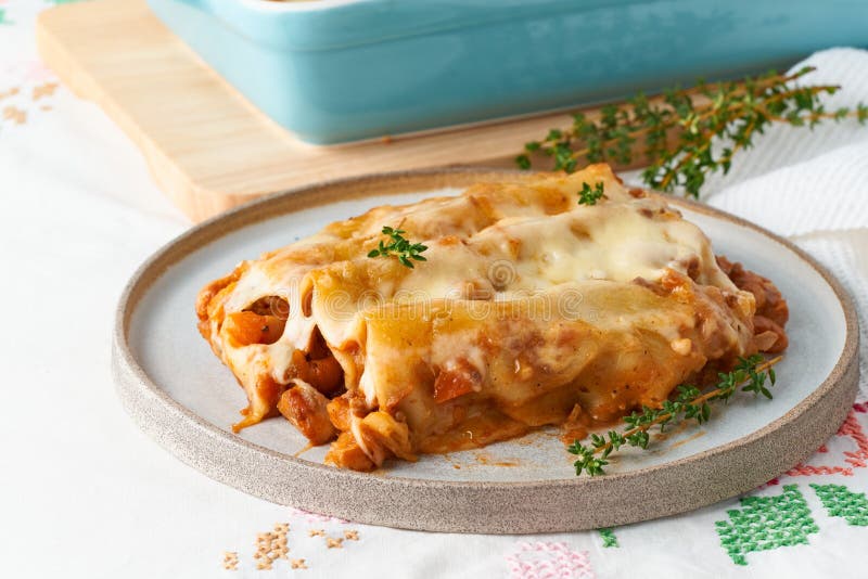 Каннеллони с томатной говядиной