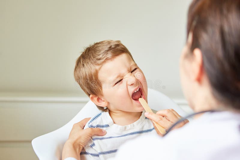 Слушаем легкие ребенка. Малыш рассматривает рот взрослого. Child with a Spatula.