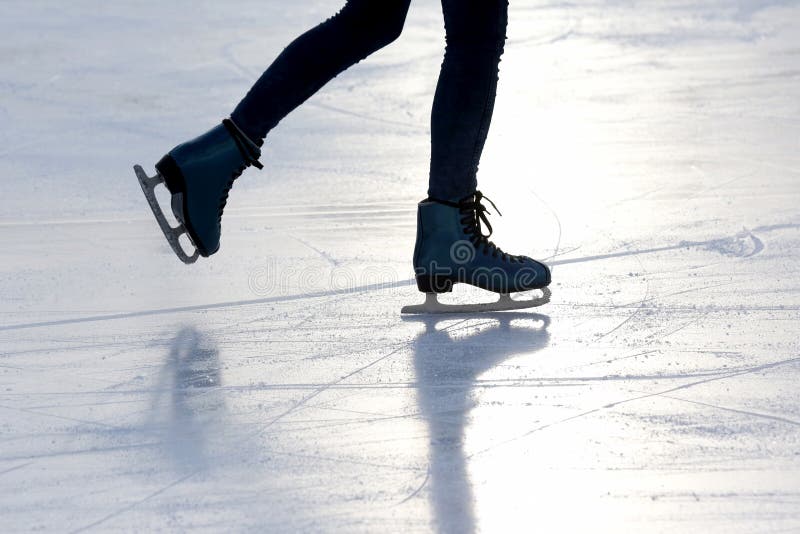 Толщина льда для катания на коньках. Ноги на коньках катаются. Люди на катке ноги. Ноги в коньках. Ноги в коньках на катке.