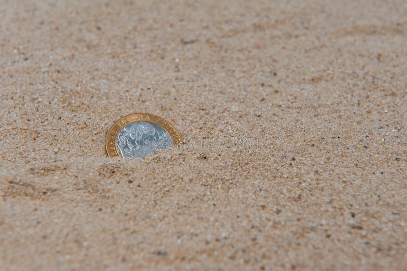 К чему снится находка. Монетка в песке. Sand монета. Монета в песке скилбокс. Красивые фото монеток на песке.