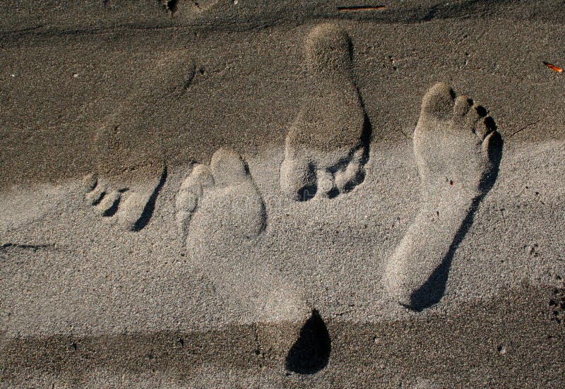 Текст следы на песке. Следы на песке. Следы ног на песке. Отпечаток ноги на песке. Дорога со следами ног.