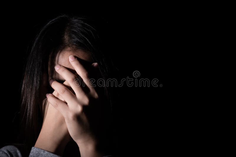 Девушка закрывается рукой от солнца. Close to her слушать. Close to her слушать. Упрямая женщина. Close to her слушать.