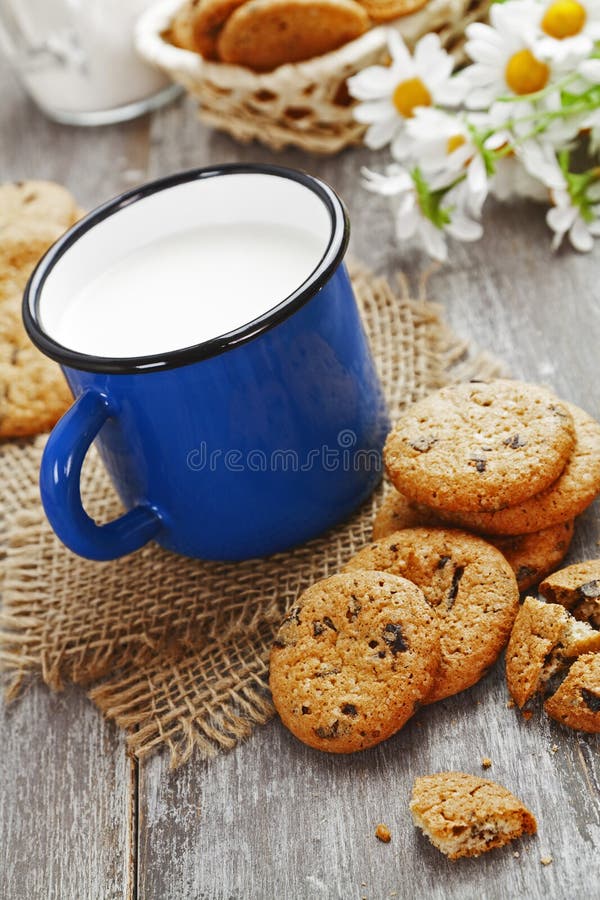Молоко с печеньками