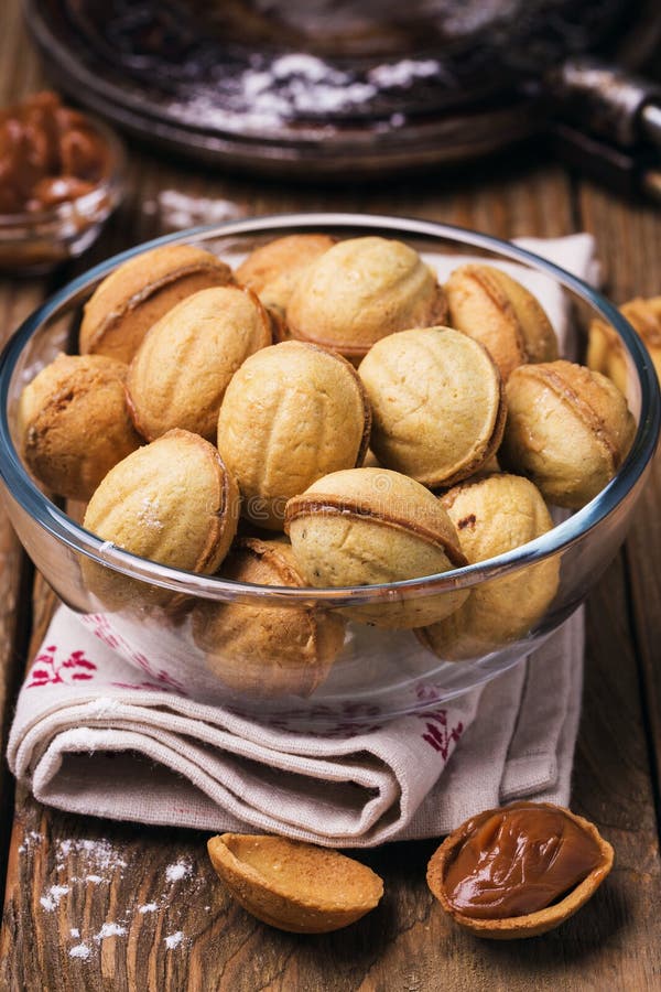 Чай и орешки со сгущенкой