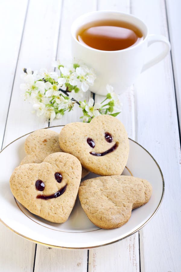 Кофе и печенье с улыбкой