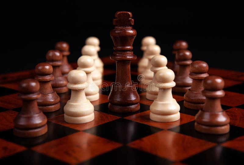 Найди пешку. Найди пешку. Фигурки шахматы и их названия. Ферзь в шахматах это королева. Ферзь король ладья пешка.