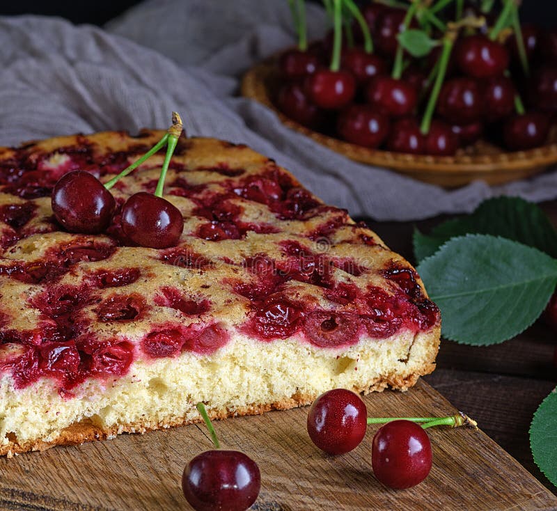 Кусок пирога с вишней