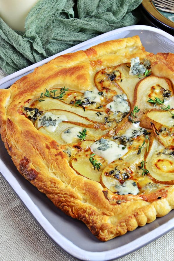 Пирог с грушей и сыром с плесенью