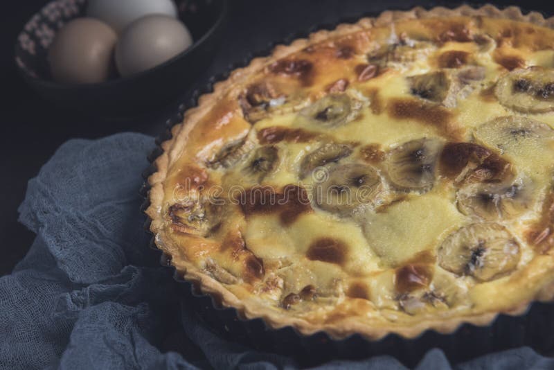 Пирог с заварным кремом и бананами