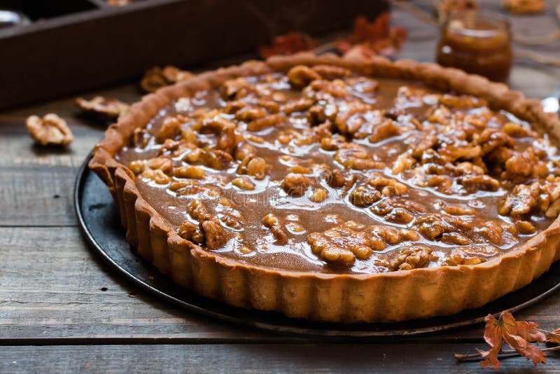 Пирог с орехами и карамелью