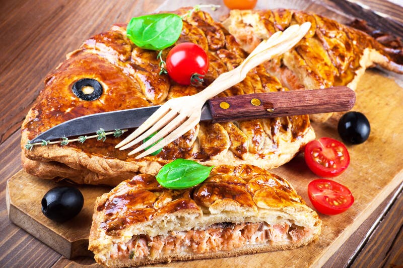 Пирог с рыбой и оливками