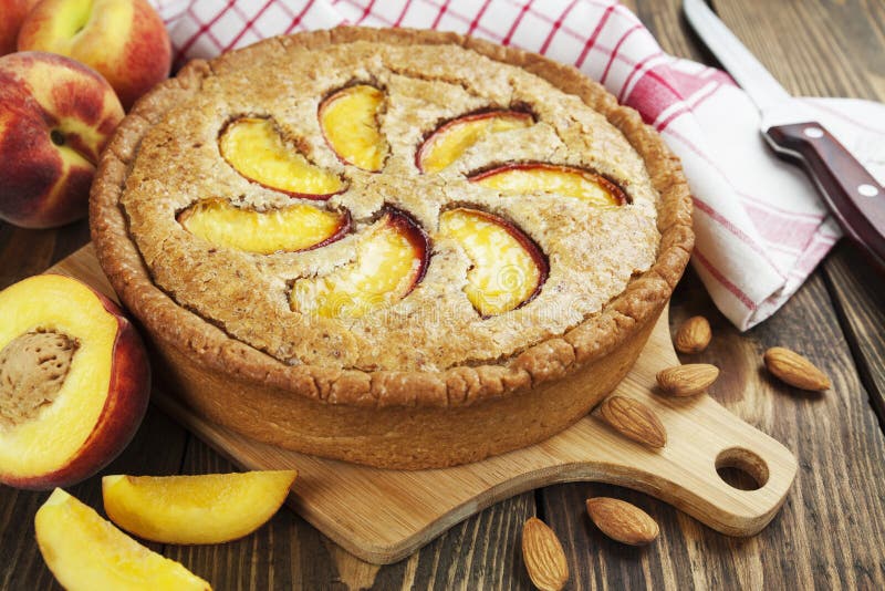 Пирог с персиками и орехами