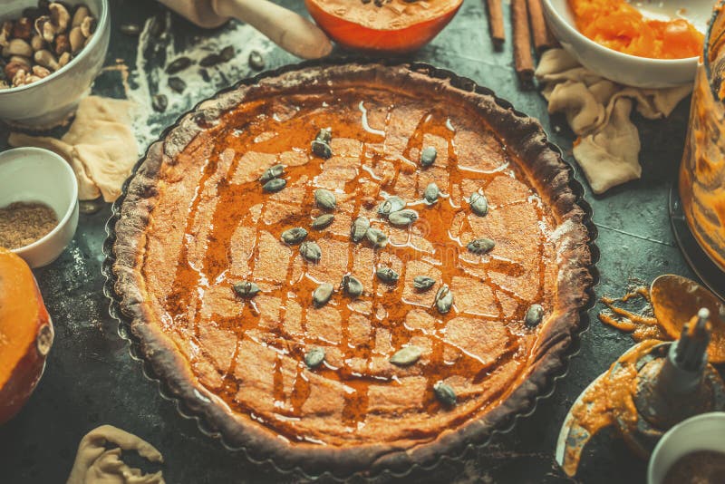 Пирог с кусочками тыквы сверху