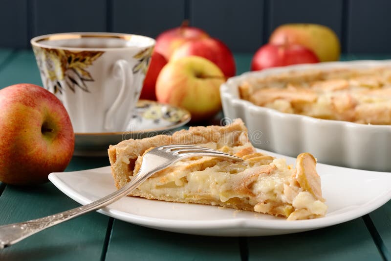 Шарлотка с яблоками и чай