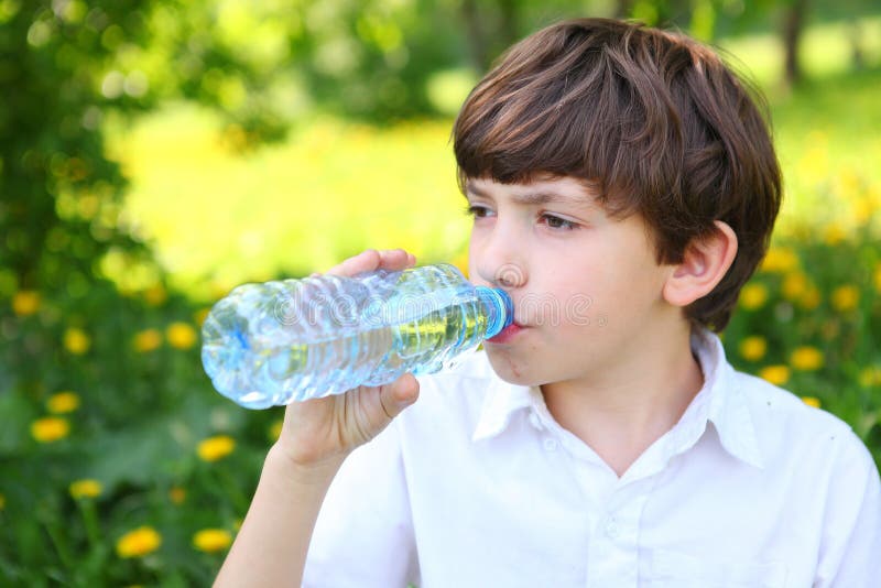 Вода которую мальчик несет. Мальчишки у воды. В мире есть Водный мальчик. Boy Bottle.