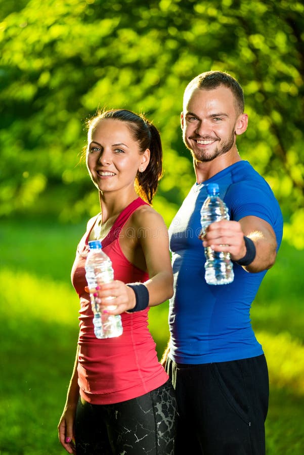Спортсмен пьет воду