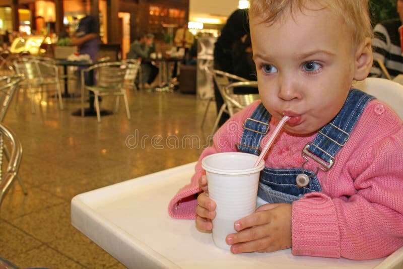 Пить сок через трубочку. Питьё через трубочку. Малыш пьет из трубочки. Детский сок через трубочку. Ребенок пьет сок через трубочку.
