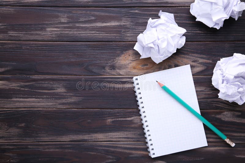 Белый лист бумаги на столе. Записка на столе. Белый лист на столе. Белый лист бумаги на столе белом. Скомканный лист бумаги на деревянном полу.