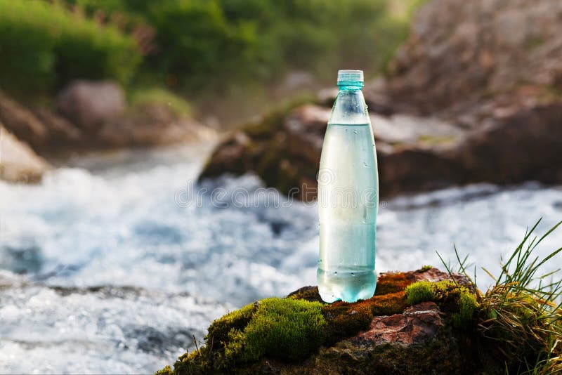 Свежая питьевая вода. Бутылка воды на природе. Природа вода бутыль. Бутылка воды на фоне природы. Кристально чистая питьевая вода.