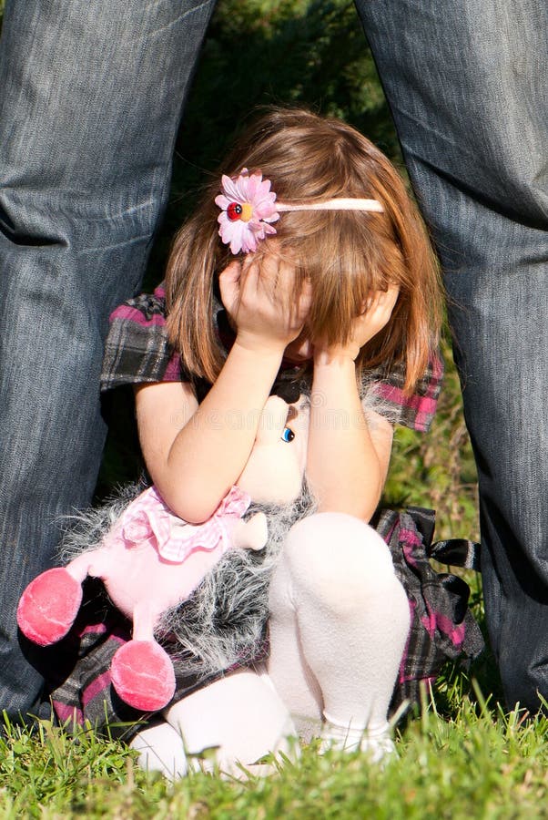 Дочка папе в трусы. В парке плакала девочка. Девушка плачет в парке фото. Бедная маленькая девчонка плачет в парке. Рисунки в парке плачет девочка.