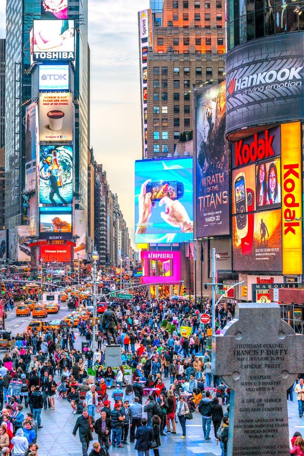 Площадь таймс-сквер, Нью-Йорк, США Редакционное Фото - изображение  насчитывающей улица, разветвляя: 170822806