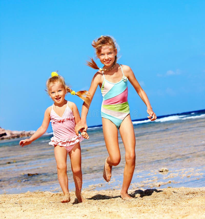 Дети нудисты на пляже с родителями