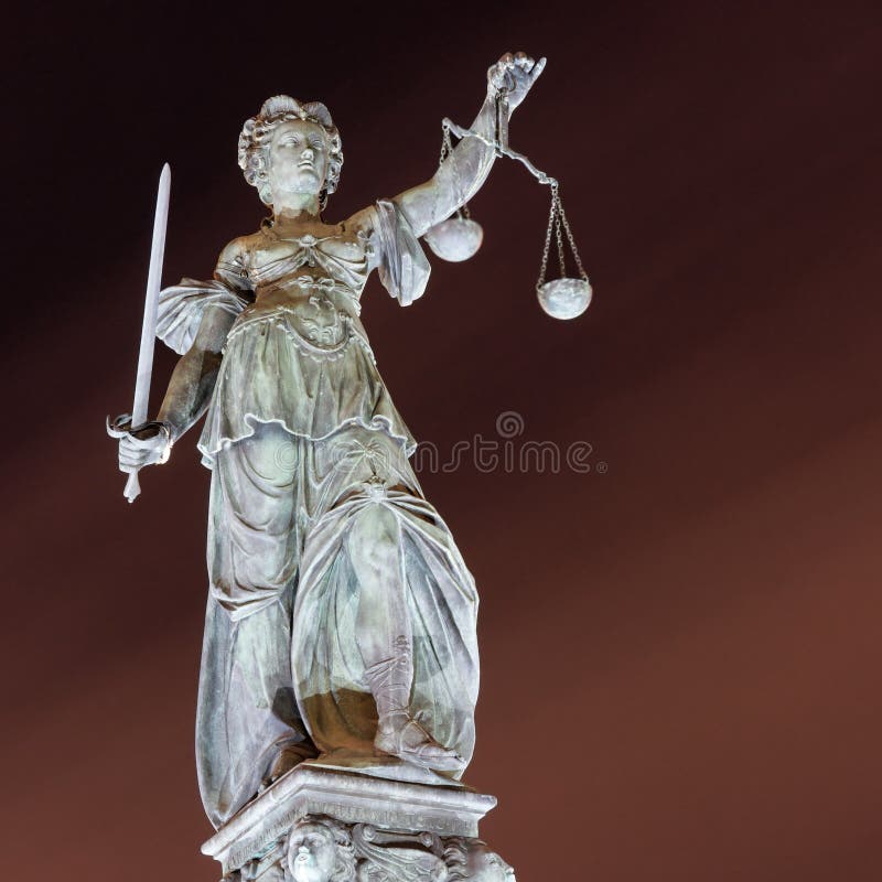 Франкфурт-на-Майне статуя Богини правосудия. Статуя правосудия на дублинском замке. Фемида Франкфурт. Скульптура держит чашу над головой.