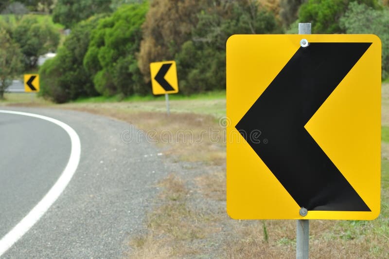 Три поворота. Знак с желтым фоном ПДД повороты. Перевернутый дорожный знак стрелки на дороге. Турбо поворот дорожный знак. Знак с Кривой дорогой и машиной на желтом фоне.