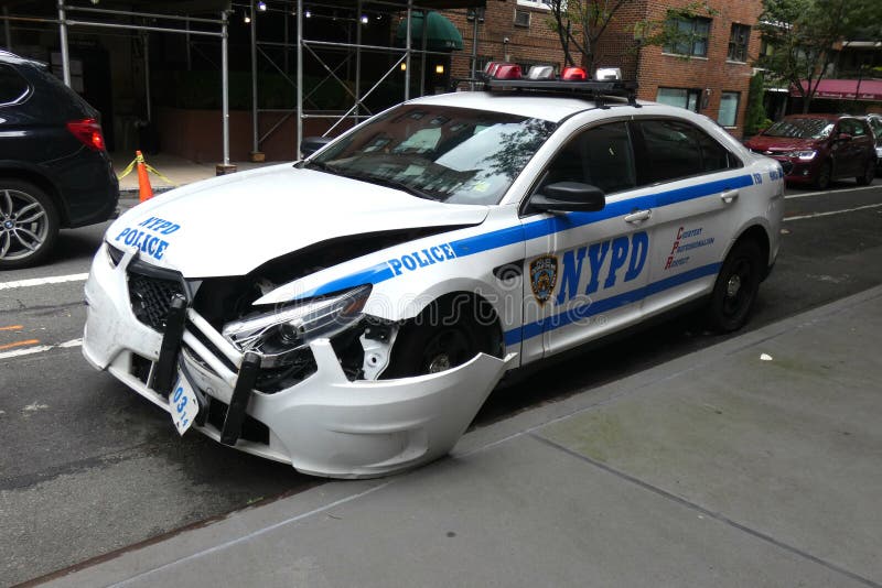 Полицейский разбивает машину. Разбитая Полицейская машина. Разбитые машины полиции США. Перевернутая Полицейская машина. Разбитая Полицейская машина США.