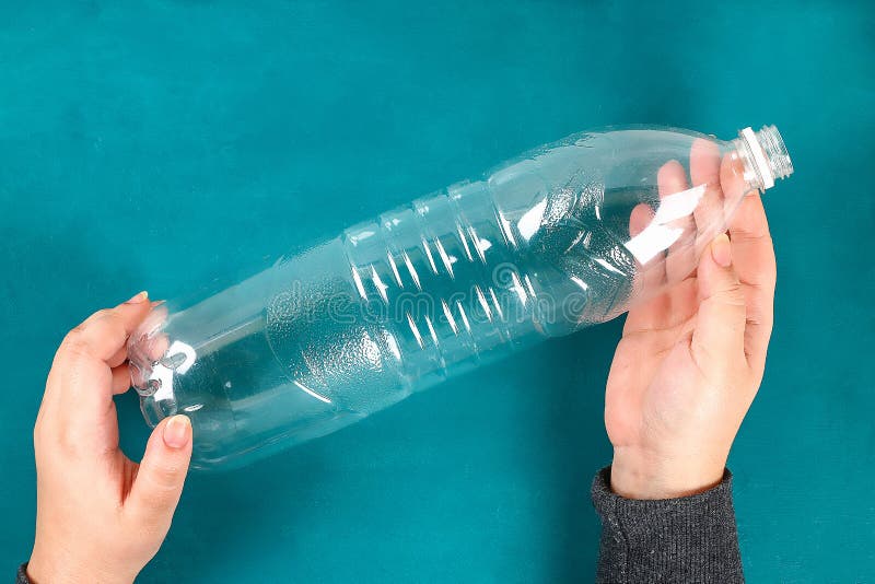 Возьми пустую пластиковую бутылку с завинчивающейся. Опыт с пустой закрытой пластиковой бутылкой холодно тепло.