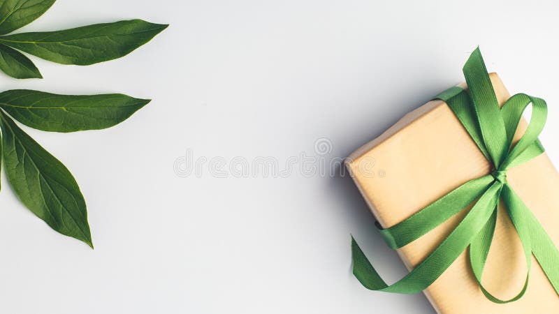 Подарок на зеленом фоне