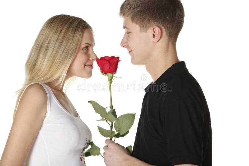 На 1 свидание предложил купить траву песня. Парень дарит девушке цветы. Девушке дарят цветы. Дарит розу. Мужчина вручает цветы.