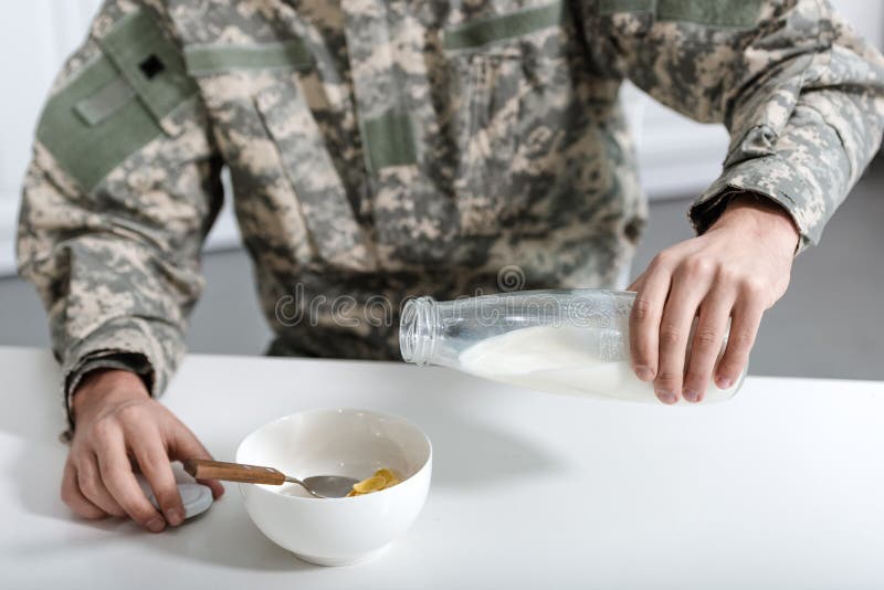 Армейское молоко. Молоко военное. Молоко с военной шляпой. Военные молоко фото.