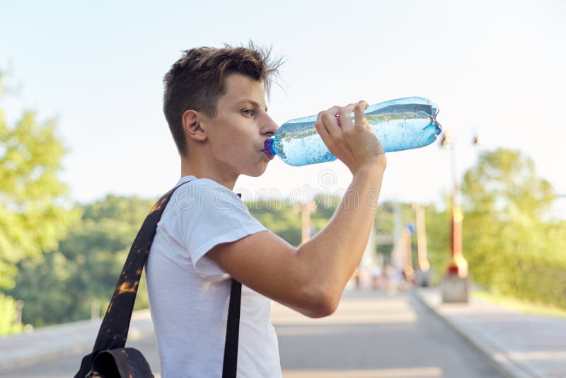 Вода которую мальчик несет. Вода для подростков. Подросток пьет воду. Парень пьет из бутылки. Мужчина пьет воду из бутылки.