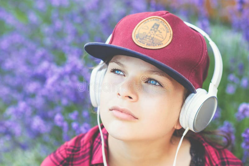 Песни которые слушают подростки. Подросток слушает музыку. Подросток слушает музыку в 80-х. Подросток за прослушиванием музыки. Girl listen Music.