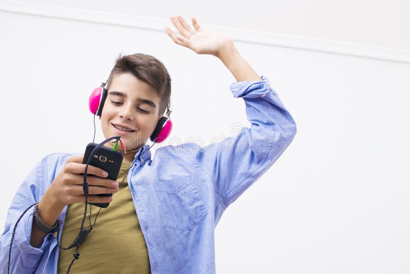 Песни которые слушают подростки. Картинка фото английский подростки наушники аудирование. Boy Listening to Music.